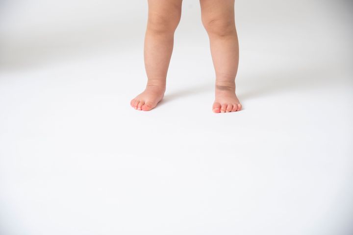 専門家アドバイス 間違うと将来足に悪影響が？ 赤ちゃんのファーストシューズの正しい選び方たまひよ