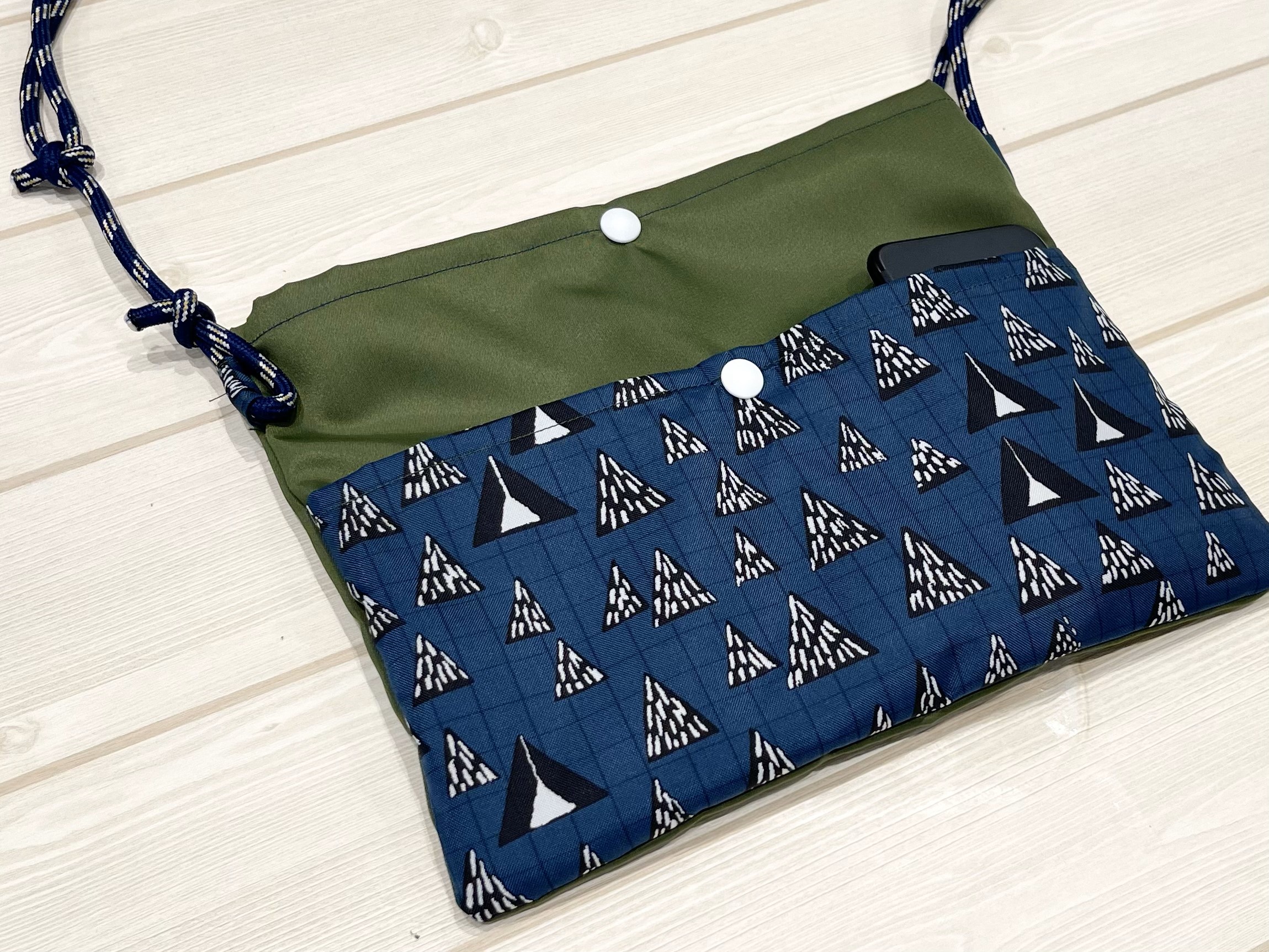 抱っこひもエルゴ用サブバッグ・サコッシュ オールブラック - Kaede note's GALLERYminne byGMOペパボ国内最大級のハンドメイド・手作り通販サイト