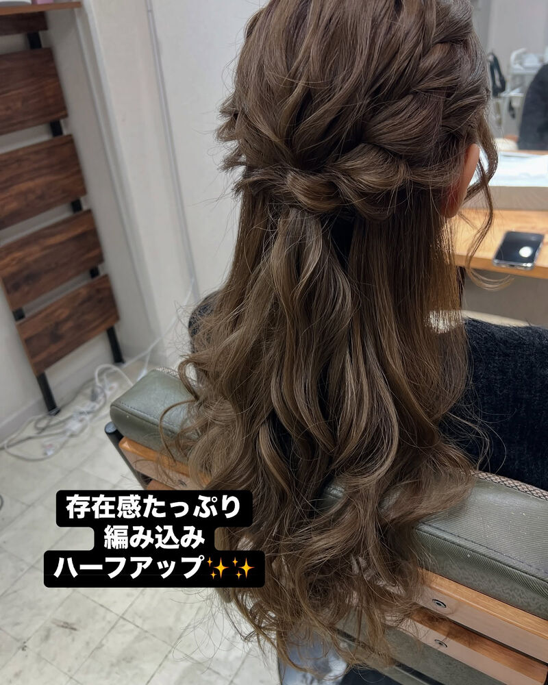 結婚式の髪形は編み込みアレンジで決定！こなれ感抜群のお呼ばれヘアを覗いてみて♡MERY