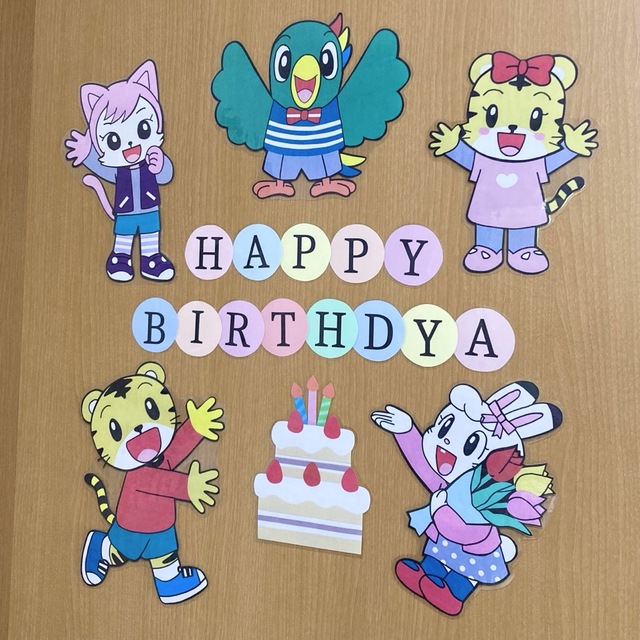 5月5日はしまじろうの誕生日🎂 , 今日はこどもの日🎏, 5月5日はしまじろうの誕生日でもあります🎉, みんなにお祝いしてもらって、,とっても嬉しそうなしまじろうです☺️🎂, 編集部一同、, お子さまの健やかな成長とますますの親子時間の充実を心から願っております✨,「しまじろうしんぶん」でご紹介している,キャラごはん 是非、こどもの日の食卓を彩るご参考にいただけたら嬉しいです❣️,