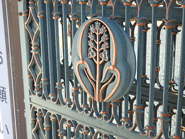 山口県光市普賢寺、漁師が海で見つけたとされる、普賢菩薩がまつられているところです。また毛利家との関係もあります。これは徳山 藩14代当主から聞いた話でもあります。3枚目の写真の瓦を拡大されたら毛利家の家紋がわかります。Facebook