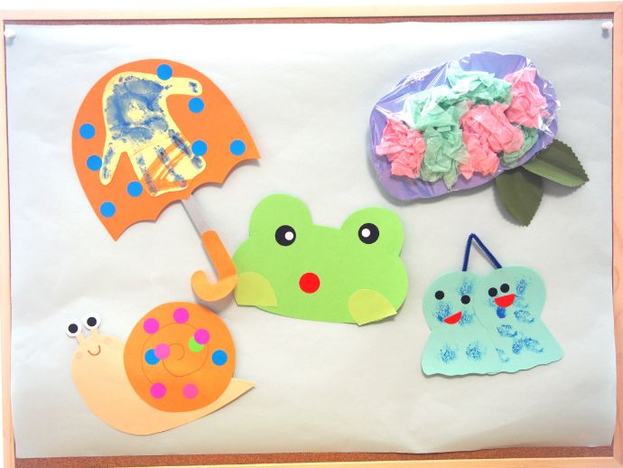 6月の製作🐸 うさぎ組さんが制作をしていました☔️ カエルさんにラップの芯でスタンプをして カラフルな傘を作ってあげていましたよ👏✨壁に貼られたみんなの傘が とっても可愛かったです❤️保育園 延命保育園 兵庫 姫路 認定こども園 0歳児 1歳児 2歳児 3歳児 4歳児