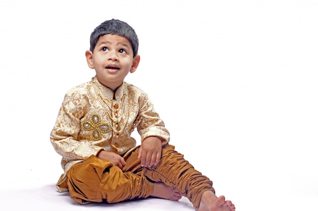 伝統的な摩耗のインドの子Premium写真