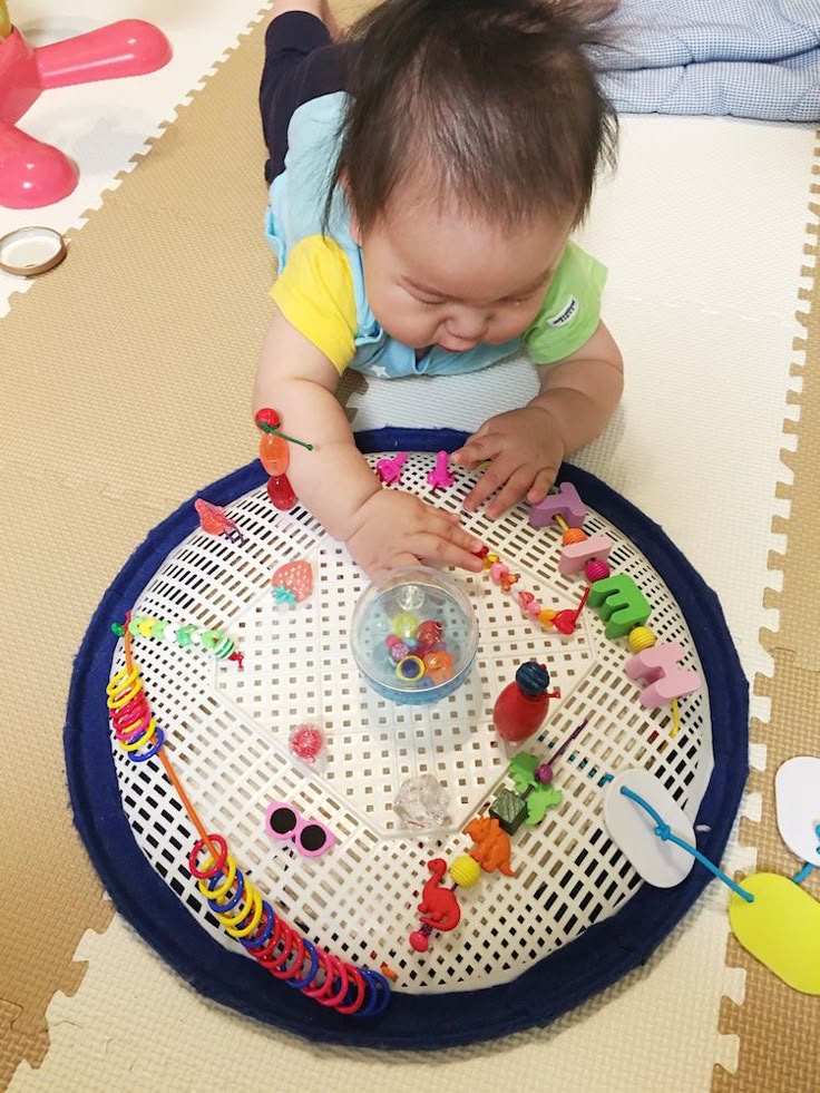 5 16 0歳児 手作りおもちゃで つまむ，引っ張る，にぎる 指先の発達のためにらいらっく保育園 常陸太田市の保育園社会福祉法人月居会