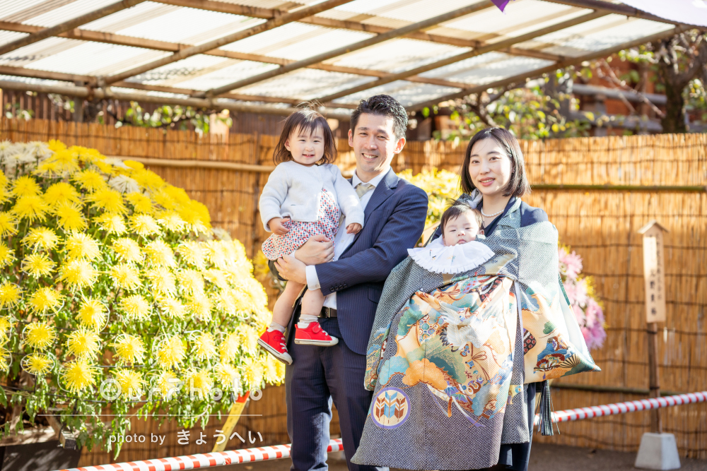 お宮参りコーデ👶💕 先輩男の子ママさんから 私服だったら黒か紺のワンピースで行った！との コメントを頂いたので黒のシャツワンピにしました👗✨@ellie___jp の去年買ったワンピめちゃくちゃ使える✨ 最近は流行り廃りなく長く着れる服を集めてる笑 半袖の黒ワンピも1
