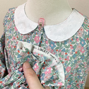 久しぶりのオーダーワンピースを作りました！ 5歳のお誕生日プレゼントですって. 幼児さんはピンク大好きな子が多いね〜♡ 生地は、リバティプリントのミシェル.上下裏地付き. 夏は一枚で、秋冬は重ね着で長く楽しめます. たくさん出番がありますように