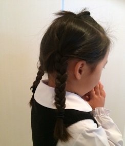 子どものお出かけを可愛くするツインテール風編み込みお団子アレンジヘアレシピ 頭美人