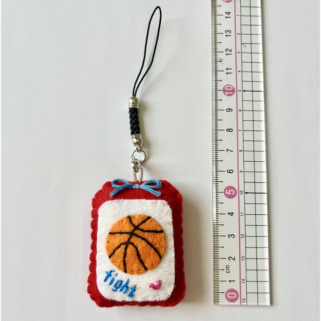 バスケマカロン☻キーホルダー フェルトお守り 手作りお守り 部活お守り - メルカリ