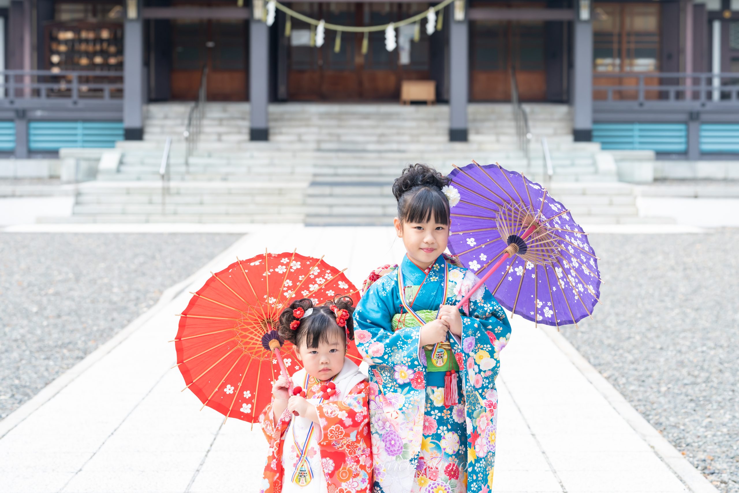 ▷▷▷ LocationPhoto ◁◁◁ 北海道神宮でのロケーション撮影😊 最初はちょっと緊張してたけど、 植物やリスを探していたらいつの間にか打ち解けていました✨ あいにくの雨模様だったのですが、 撮影の時には不思議と雨が降りませんでした☔ いつもいい子にしているから