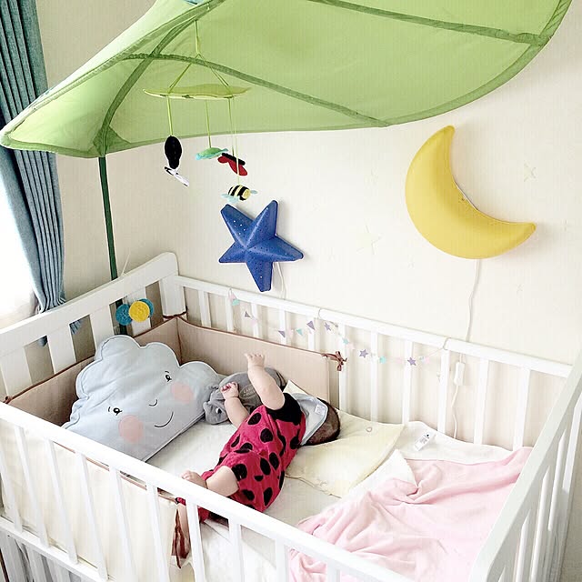 ベビーベッド脇のスマート収納アイデア