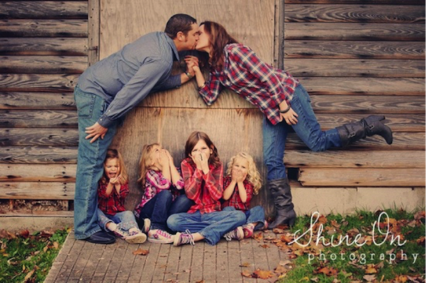 おもしろい家族写真のポーズやアイディアを紹介！おもしろく撮るためのポイントもフォトスタジオ ハピスタ 家族写真・子供写真・七五三