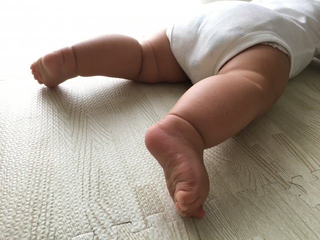 1歳 足 ピーン 理由229 無料写真