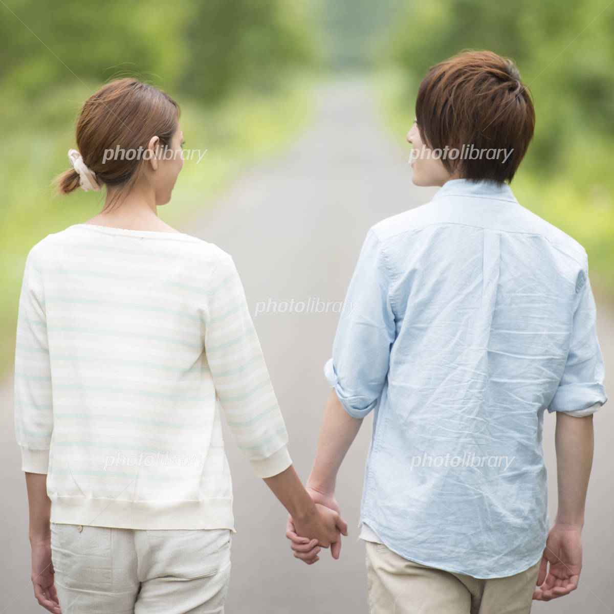 手を繋ぐだけで相性が分かる？恋人繋ぎや左右の利き手でわかるカップルの相性とはSmartlog