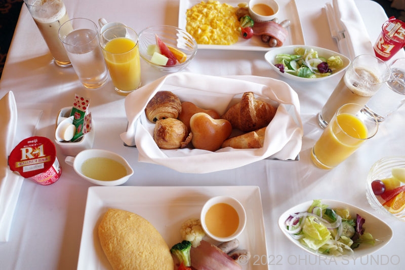 ミラコスタ ルームサービスでステーキ丼と海老天丼とおにぎり三種と 我が家お気に入り