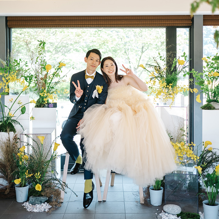 ˏˋ Main Table ♥ ˎˊ˗ . こんばんは🌙みんなのウェディングです☺️ 今日は、お写真映えも間違いなしの高砂チェア での装花アレンジ をお届けします🌿 ⁡ ゲストの方々とのお写真も沢山撮る場所だからこそ 素敵な空間にしたいですよね💫 ぜひ！保存🔖をしながらご覧