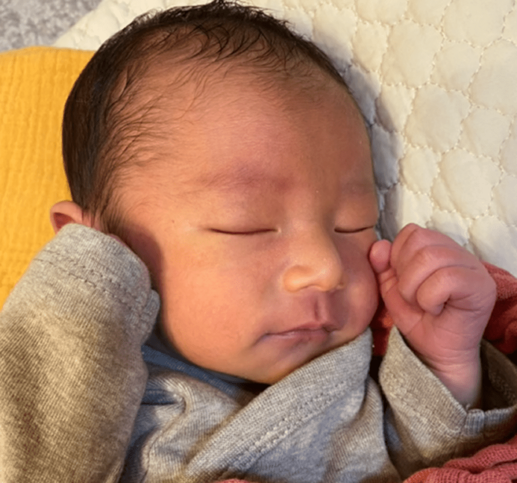 天使の寝顔🥰 ⁡ @sz_m0531 さんの投稿をご紹介！ ⁡ ------♡--------♡---------------- ⁡タオルを抱き枕にして寝てた🤭💕 ⁡ ------♡--------♡---------------- ⁡ @baby_gram._ では、 癒される 赤ちゃんの画像や動画を 毎日配信しております👶💕 ⁡ ⁡ 見逃さないように