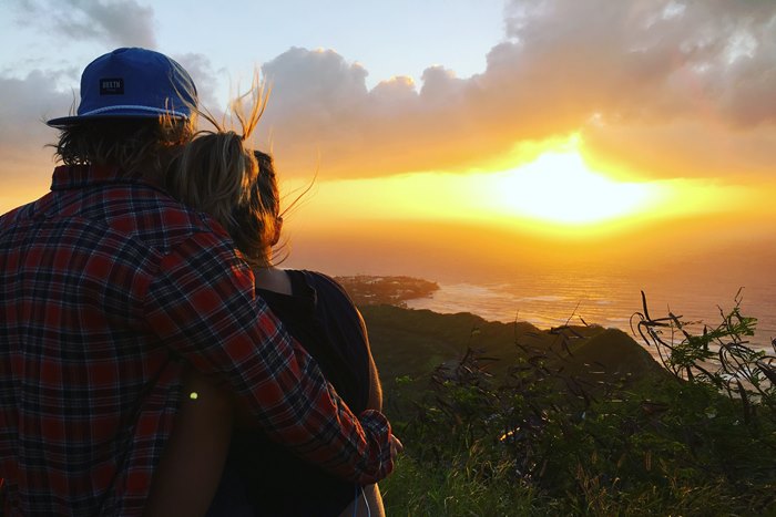 腰に手を回す男性心理とは？腰を抱いて体を引き寄せる彼氏の胸の内を解説！Smartlog