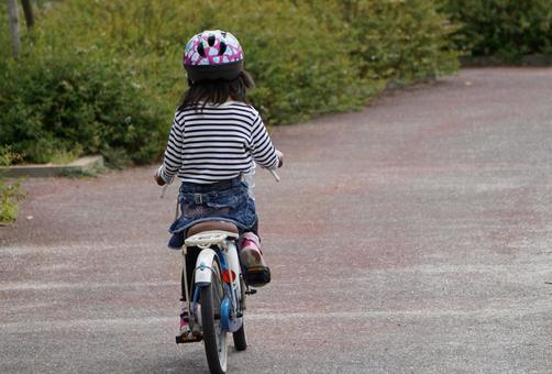 自転車に乗る女の子のイラスト ソフト子供と動物のイラスト屋さん わたなべふみ