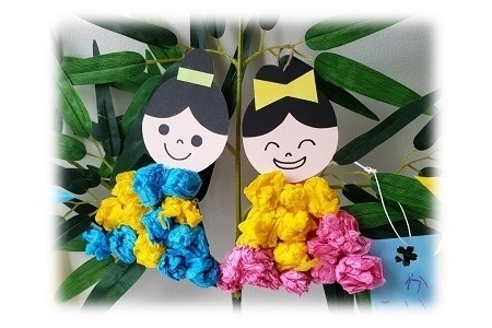 0歳児の七夕飾りです！ 足型で織姫、彦星を作りました🦶👶🏻🎨キッズコーポレーション大空と大地のなーさりぃ第二南大塚園 保育園行事 七夕七夕飾り 保育園 保育士 保育士募集中 園児募集中 製作 保育園製作 0歳児 0歳児製作 足型 足型アート