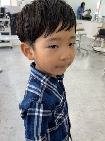 トップを短く元気なイメージに！男の子のエアリーショートヘア おうちでキッズヘアカット＆アレンジHugKum はぐくむ