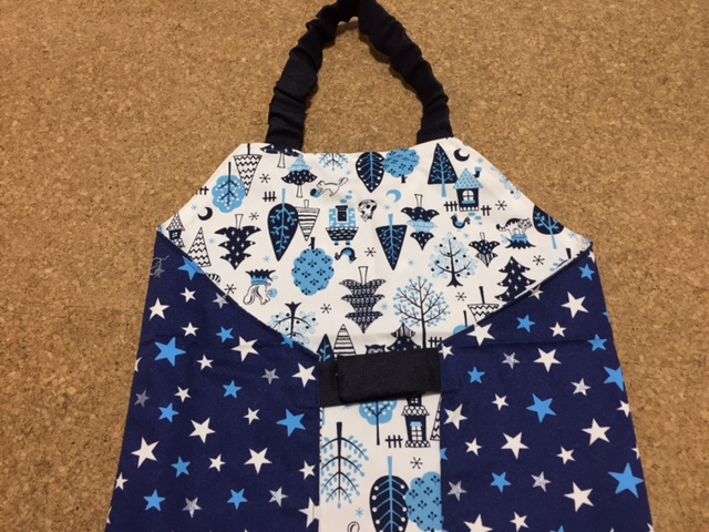 子供用エプロンの作り方ゴムひもを使って着脱簡単 リバーシブルタイプ- わくわく♪ハンドメイド