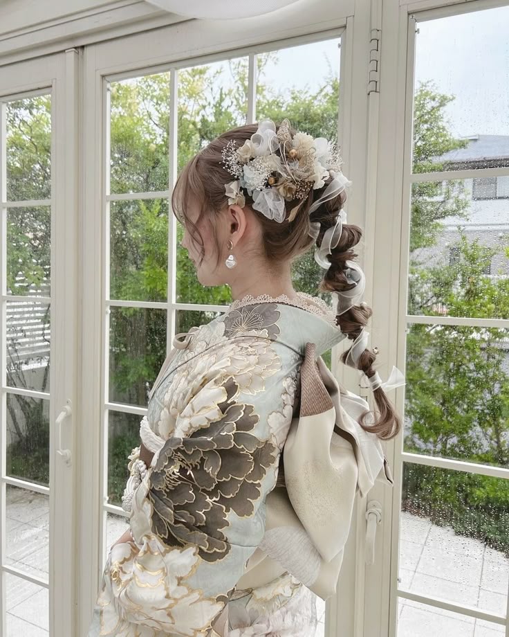 ゆるふわシニヨンの可愛い花嫁ヘア ♡ ドライフラワーの髪飾りも可愛いです😍 ୨୧୨୧ \\ 4 18 日ウェディングフェア開催！ドレス試着、演出体験、アイテム展示などプレ花嫁参加マストのウェディングフェアです！ ※事前予約制