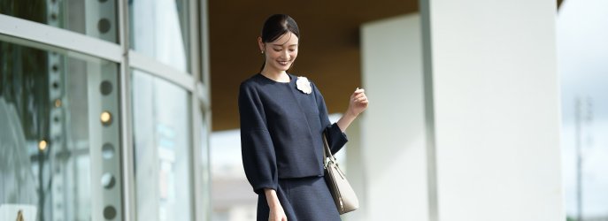 卒業式の母親の服装マナーは？年代別に見るおすすめスタイル＆小物の選び方 - コラム