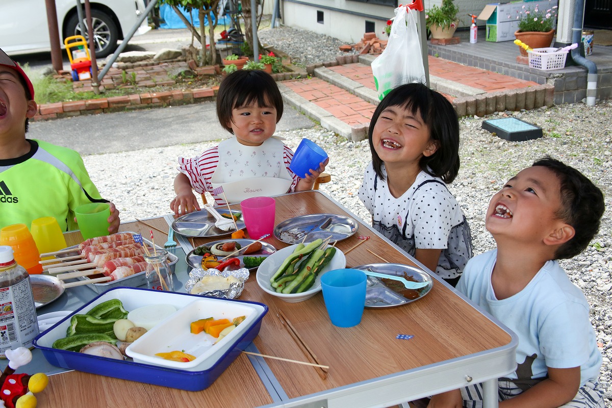 庭でバーベキューをする家族 11038012631 の写真・イラスト素材アマナイメージズ