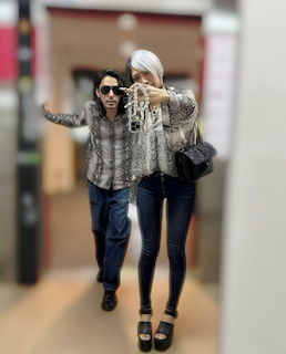 たまにはプライベートとかも載せてみよーと思うお🥳🥳 この前結婚記念日だたお💍㊗️もう3年もたったお😳🫶 海鮮丼美味しくて踊ったり動画撮ったりらじばんだりー👾‼️いつもありまちょ🥳🥳これからもうちのすーぱーはいぱー ワガママ全部聞いて、うちの急な逆鱗に耐えて