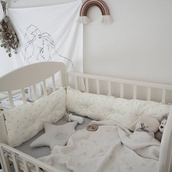 ベッドの柵作りました！ 脚付きのベッドにしてから子供達落ちまくるのでベッドガードを買おうかなと思ったけど可愛いやつは8000円とかするし、安くても3000円とかだったので自分で作りました💡すのこは元々マットレスの下に敷いてた物を再利用したので実質かかったお金は