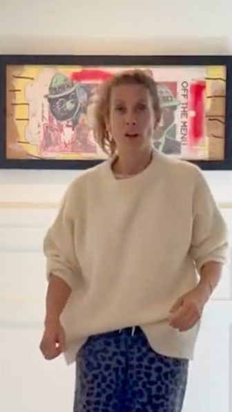 胸元から腰までスケスケ！57歳人気女優の“攻めすぎ”ドレスに賛否両論