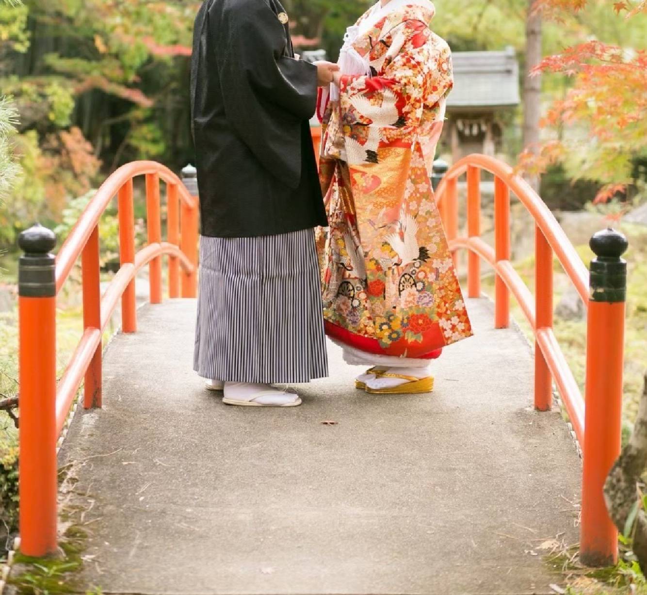令和六年葉月十日 『神前結婚式』 - 退下の図 -式次第・参進 号鼓・修祓 ・斎主一拝 ・献饌 ・祝詞奏上 ・盃の儀 三三九度・誓詞奏上 ・指輪交換 ・玉串奉奠 斎主 新郎新婦 新郎新婦御両親・撤饌 ・斎主一拝 ・神酒拝戴 ・号鼓北海道旭川末広鷹栖