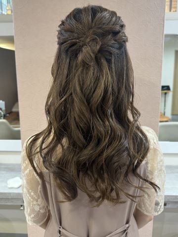 結婚式参列の髪型は？ボブ・ロングetc.長さ別にヘアアレンジを紹介ゼクシィ