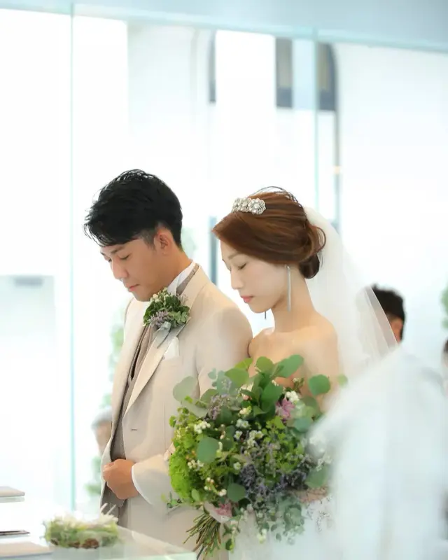 夏らしいビビットカラーと くすみ色のお洒落な色合い 素敵な会場装花になりました ご結婚おめでとうございますwedding weddingflowersbridalウェディング ウェディングフラワーブライダル 会場装花メインテーブル装花 装花ソファメイン装花高砂ソファ