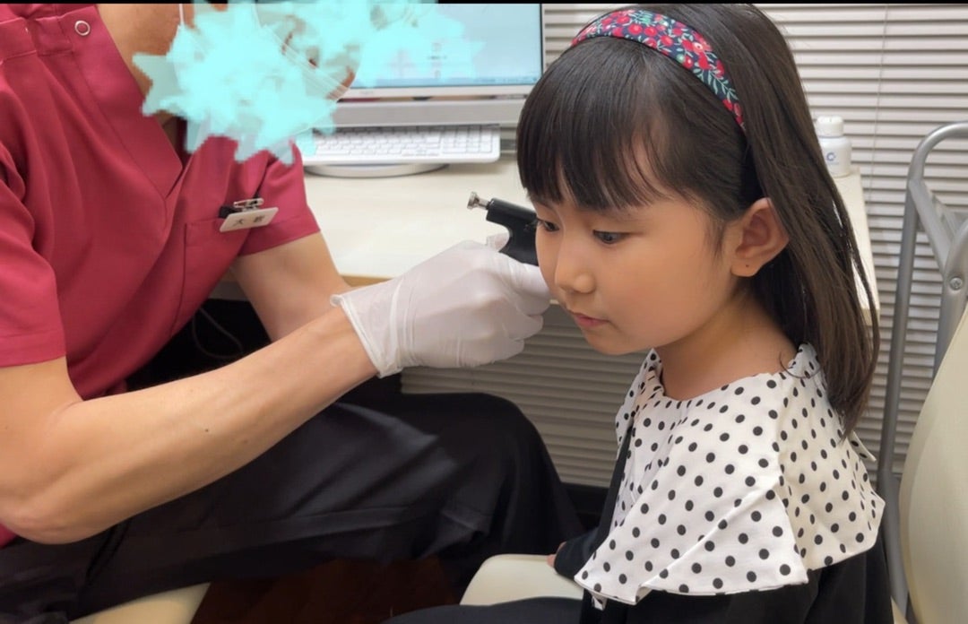 小1女の子 えっ😱両方から!? 海外でピアスを開ける一部始終に密着！痛い?楽勝?? Getting her ears pierced atLovisa !! - YouTube
