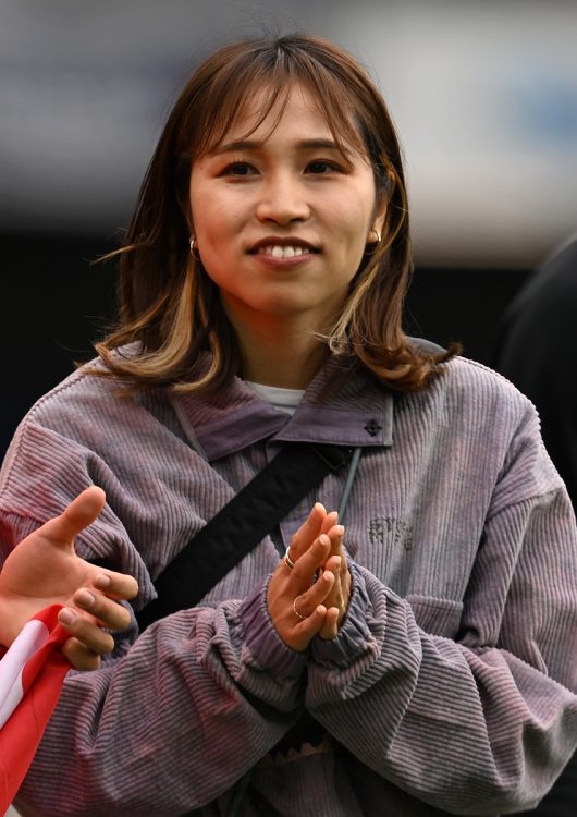 中国人「可愛い」三笘薫が妻とスタジアム内を歩く 仲睦まじい様子に中国ほっこり 海外の反応アブロードチャンネル