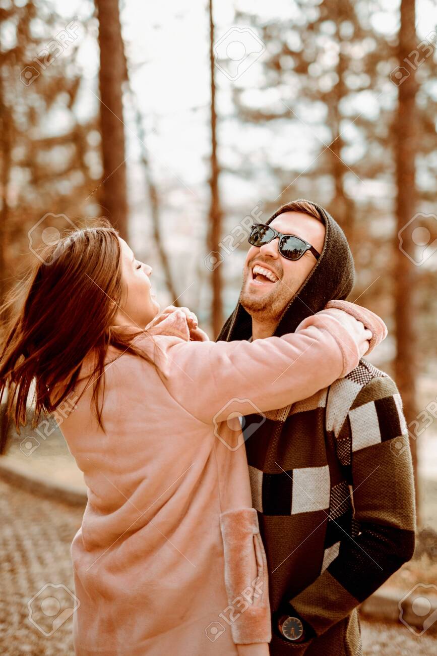 LGBTカップルがプライベートなベッドルームで愛に満ちた雰囲気に包まれた影。写真素材2263086879Shutterstock