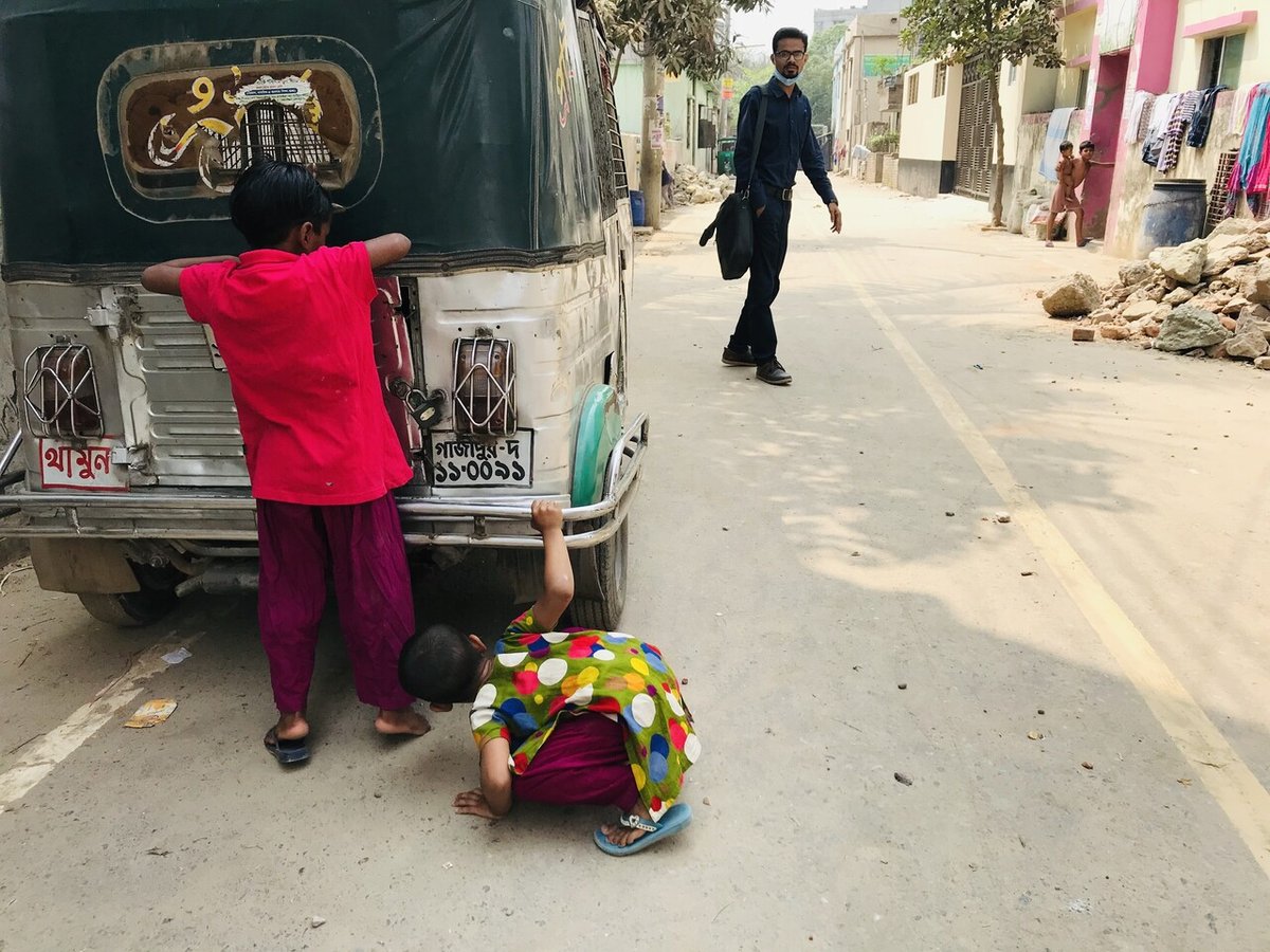 スラム街 子供用カバンを持ち歩くとTikTok