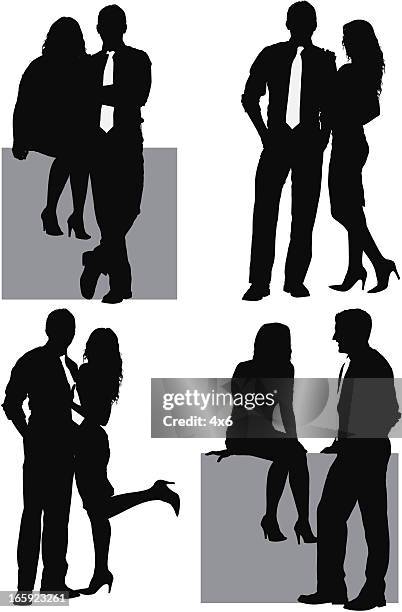 カジュアルな若いカップル ポーズ スタジオ;男は女性が彼の肩に彼女の肘を傾いている間彼の袖を修正の写真素材・画像素材 Image 87717706