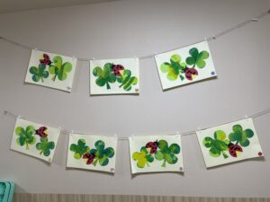 春の製作 四つ葉のクローバーのガーランドの作り方 型紙あり 保育園の壁面製作にも！保育士・幼稚園教諭のための情報メディア ほいくis ほいくいず