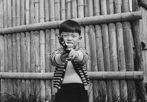 昭和４３年雪合戦して楽しむ園児たち 東京都小金井 ：昭和の子供たち 写真特集：時事ドットコム