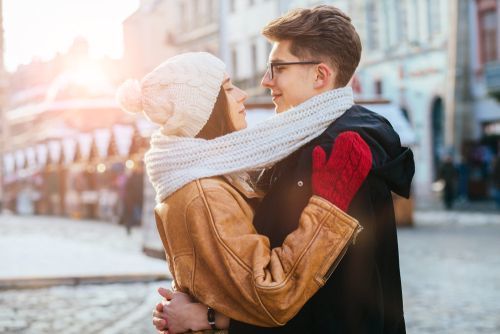 彼氏が腰に手を回す瞬間の心理とは？男性の本音を徹底解説