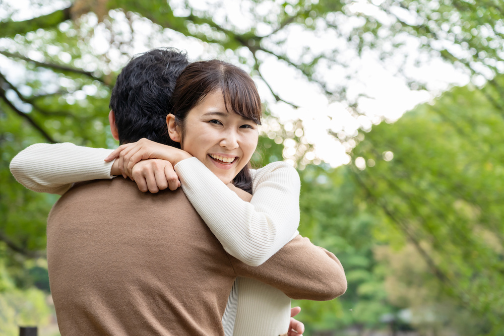 どれくらい仲良くなったらハグするの？ アメリカの挨拶マナーで気をつけたい「暗黙のルール」についてDMM英会話ブログ