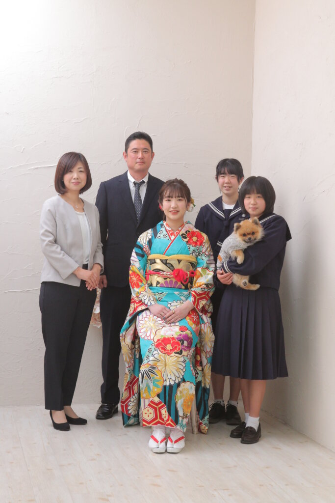 成人式の家族写真で親の服装は何が適切？撮影時のポイントも紹介成人式の振袖レンタル・前撮りは「ふりホ」写真スタジオのスタジオアリス