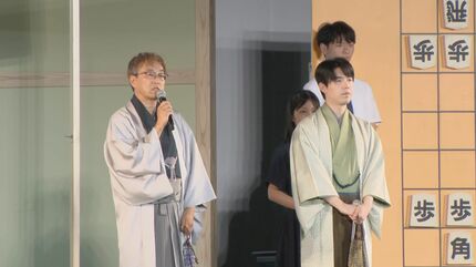 祖父訓一さん 故人、左 と将棋を指 ：藤井聡太 史上最年少プロ棋士 写真特集：時事ドットコム
