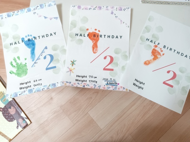 無料テンプレート配信 ﻿ ハーフバースデーの記念に、ベビーの「足形」「手形」を残してみませんか？👣﻿ ﻿PCでお子さんの名前や日付を入れる方法もご紹介👶🏼✨﻿ ﻿ ▽Website: @archdays﻿ プロフィールリンクから記事へ🔗﻿ 『 ハーフバースデーの記念に！赤ちゃんの足形