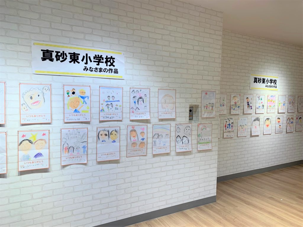 イオンモール新居浜公式家族の似顔絵展始まりました🌷 ----- ・ ----- ・ ----- ・ ----- ただいまイオンモール新居浜では5月11日 日 の母の日に合わせて、 地域のお子さまが描いた家族の似顔絵の 作品を展示しています🎨🌟 乳児園の小さなお子さまからInstagram