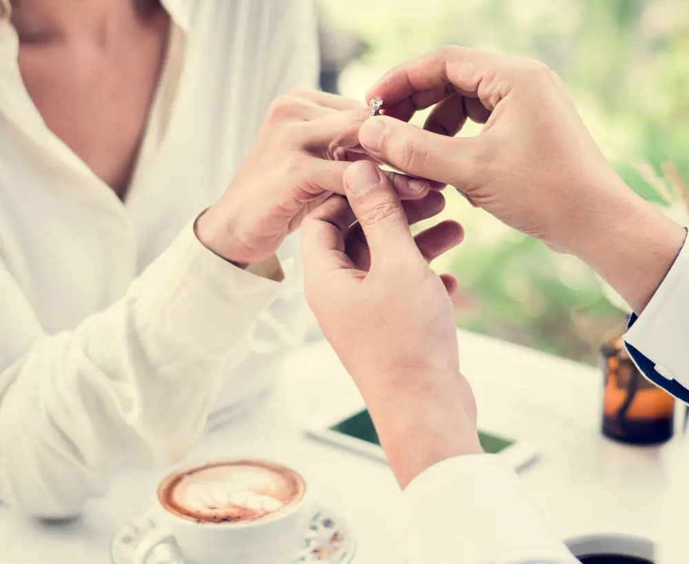 プロポーズ」と「婚約」の違いとは？ 〜意外と知らない！プロポーズ、婚約から結婚までのステップを紹介