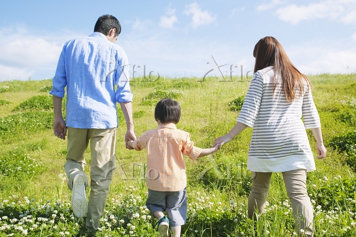手を繋ぐ女の子達無料イラスト素材素材ラボ
