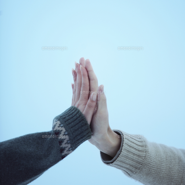 バックの若いカップルの手をつなぐ - 10代のカップルのストックフォトや画像を多数ご用意 - 10代のカップル, 2015年, 20代 - iStock